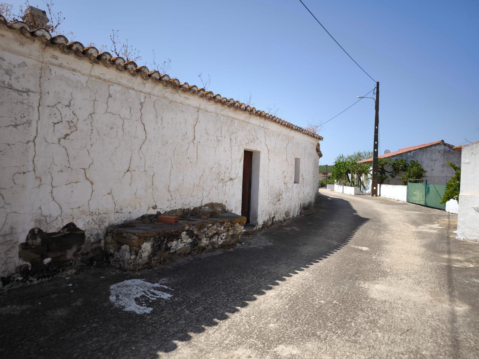 MORADIAS EM RUINAS - NO CENTRO DA ALDEIA DE TESOURO - ALCOUTIM - ALGARVE