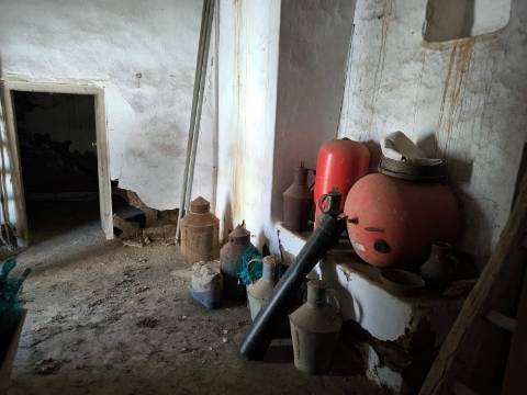 MORADIAS EM RUINAS - NO CENTRO DA ALDEIA DE TESOURO - ALCOUTIM - ALGARVE