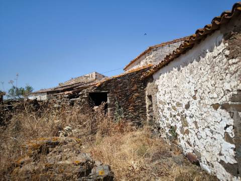MORADIAS EM RUINAS - NO CENTRO DA ALDEIA DE TESOURO - ALCOUTIM - ALGARVE