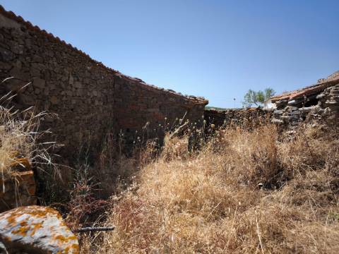 MORADIAS EM RUINAS - NO CENTRO DA ALDEIA DE TESOURO - ALCOUTIM - ALGARVE