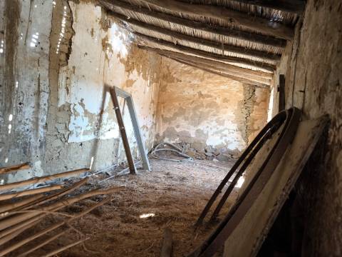 MORADIAS EM RUINAS - NO CENTRO DA ALDEIA DE TESOURO - ALCOUTIM - ALGARVE