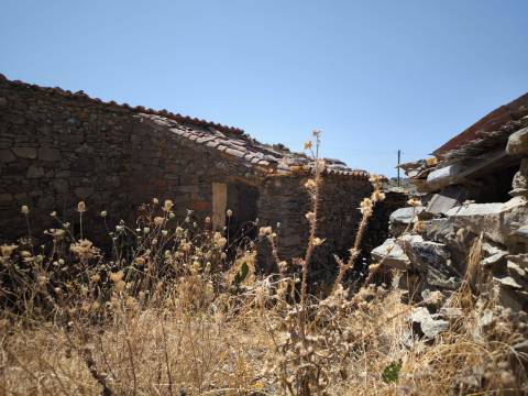 MORADIAS EM RUINAS - NO CENTRO DA ALDEIA DE TESOURO - ALCOUTIM - ALGARVE