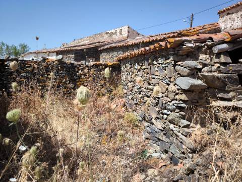 MORADIAS EM RUINAS - NO CENTRO DA ALDEIA DE TESOURO - ALCOUTIM - ALGARVE