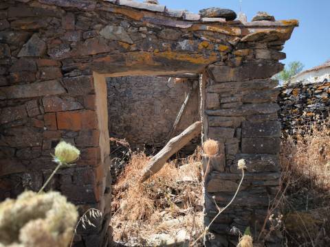 MORADIAS EM RUINAS - NO CENTRO DA ALDEIA DE TESOURO - ALCOUTIM - ALGARVE