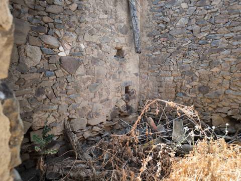 MORADIAS EM RUINAS - NO CENTRO DA ALDEIA DE TESOURO - ALCOUTIM - ALGARVE