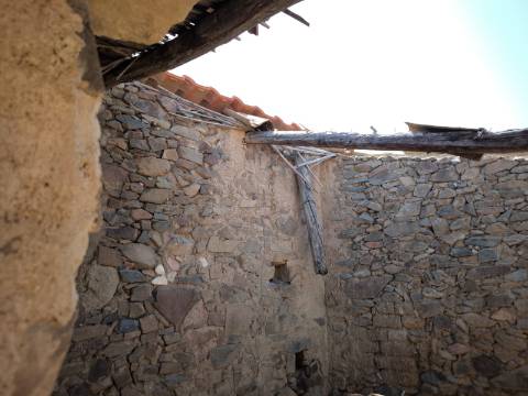 MORADIAS EM RUINAS - NO CENTRO DA ALDEIA DE TESOURO - ALCOUTIM - ALGARVE