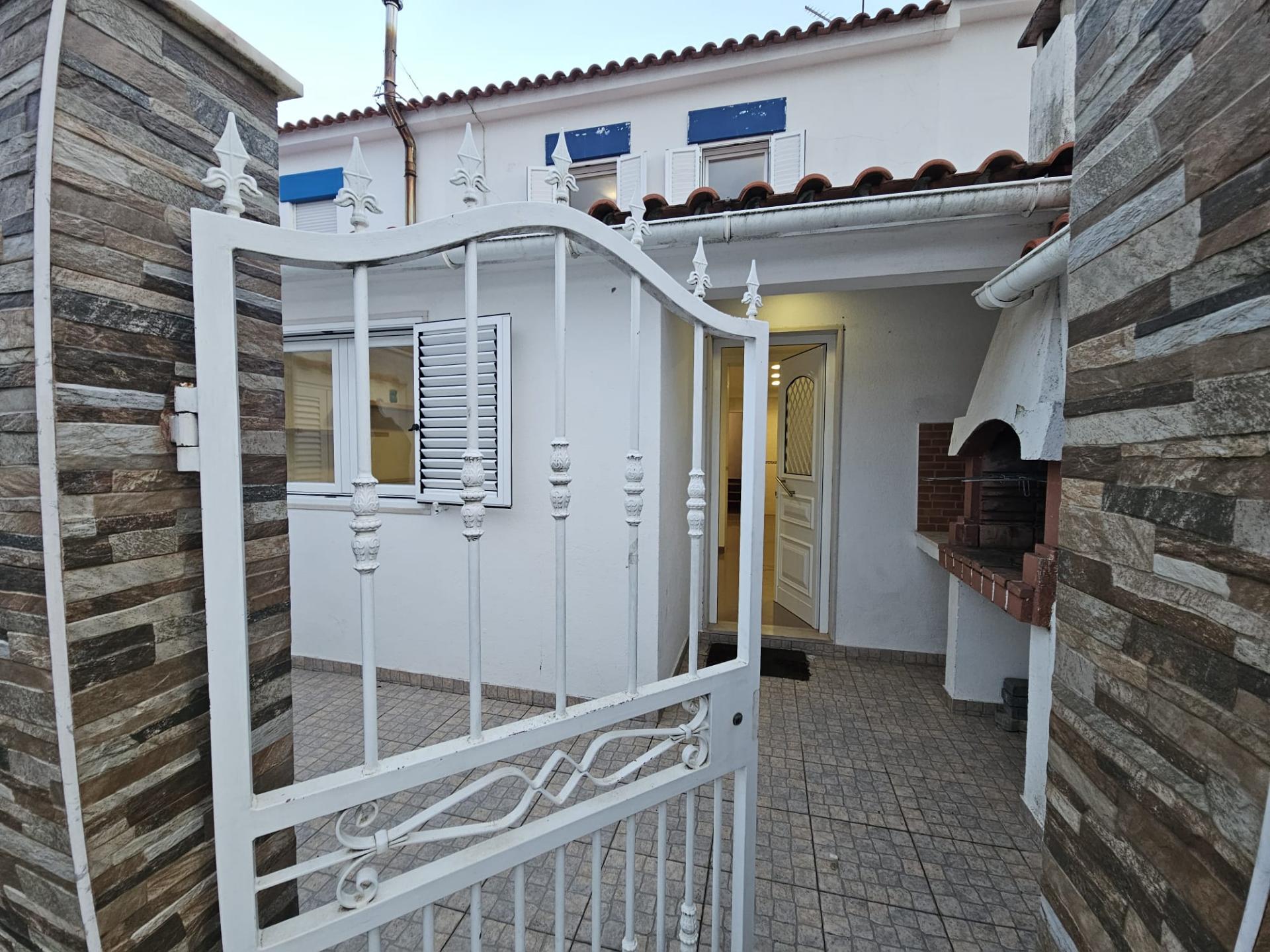 Simpática Moradia T3 com Terraço e Churrasqueira, para Arrendamento em Zambujal de Cima Sesimbra