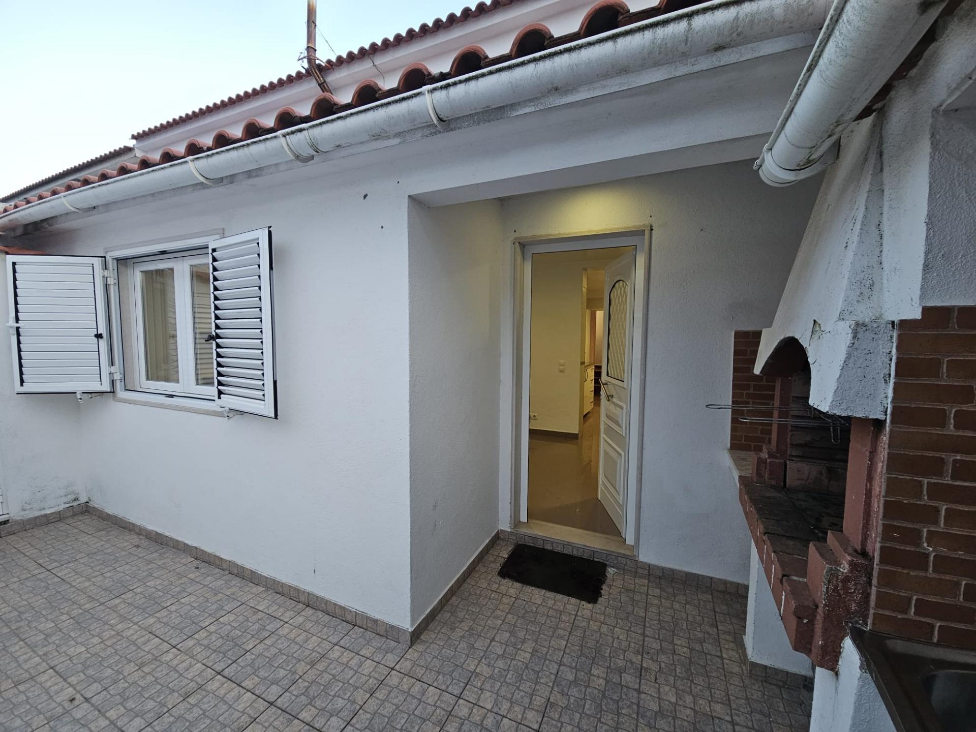 Simpática Moradia T3 com Terraço e Churrasqueira, para Arrendamento em Zambujal de Cima Sesimbra