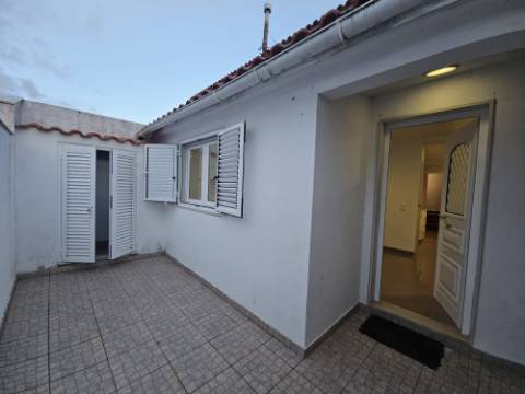 Simpática Moradia T3 com Terraço e Churrasqueira, para Arrendamento em Zambujal de Cima Sesimbra