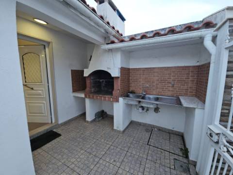 Simpática Moradia T3 com Terraço e Churrasqueira, para Arrendamento em Zambujal de Cima Sesimbra