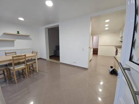 Simpática Moradia T3 com Terraço e Churrasqueira, para Arrendamento em Zambujal de Cima Sesimbra