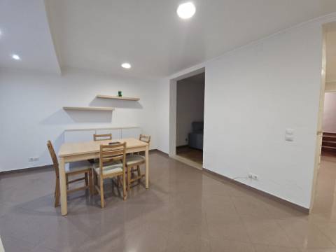 Simpática Moradia T3 com Terraço e Churrasqueira, para Arrendamento em Zambujal de Cima Sesimbra