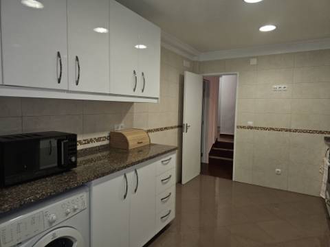 Simpática Moradia T3 com Terraço e Churrasqueira, para Arrendamento em Zambujal de Cima Sesimbra