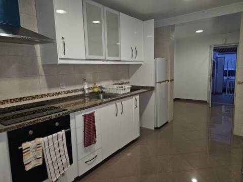 Simpática Moradia T3 com Terraço e Churrasqueira, para Arrendamento em Zambujal de Cima Sesimbra