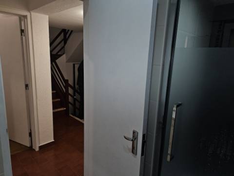 Simpática Moradia T3 com Terraço e Churrasqueira, para Arrendamento em Zambujal de Cima Sesimbra