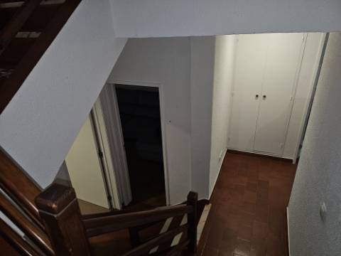 Simpática Moradia T3 com Terraço e Churrasqueira, para Arrendamento em Zambujal de Cima Sesimbra