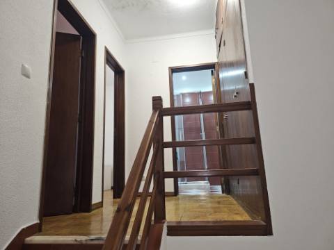 Simpática Moradia T3 com Terraço e Churrasqueira, para Arrendamento em Zambujal de Cima Sesimbra