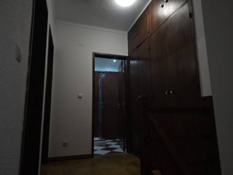 Simpática Moradia T3 com Terraço e Churrasqueira, para Arrendamento em Zambujal de Cima Sesimbra