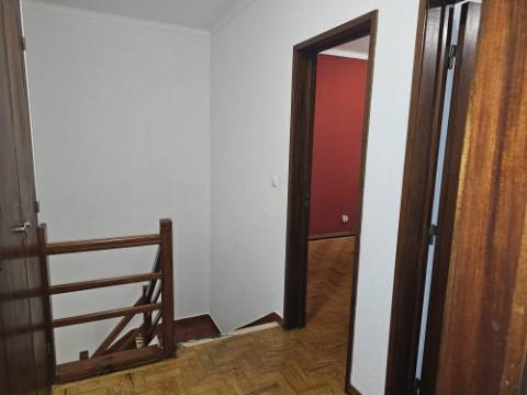 Simpática Moradia T3 com Terraço e Churrasqueira, para Arrendamento em Zambujal de Cima Sesimbra