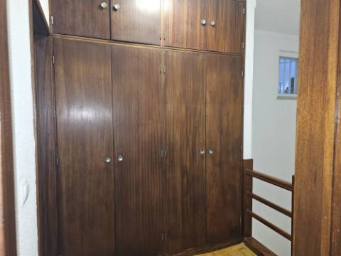 Simpática Moradia T3 com Terraço e Churrasqueira, para Arrendamento em Zambujal de Cima Sesimbra