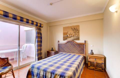 Apartamento T2 com Varanda e Piscina no Parque dos Reis - A 500 m da Praia de Monte Gordo