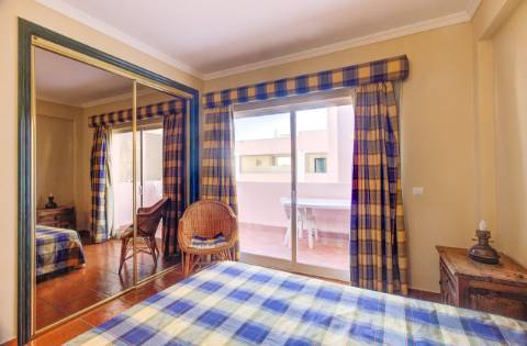 Apartamento T2 com Varanda e Piscina no Parque dos Reis - A 500 m da Praia de Monte Gordo