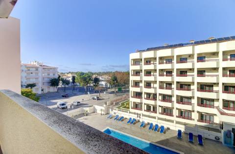 Apartamento T2 com Varanda e Piscina no Parque dos Reis - A 500 m da Praia de Monte Gordo