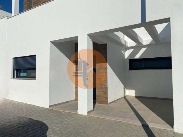 Moradia T3 em construção na Fuzeta,