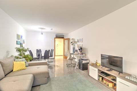 Apartamento T1 com áreas amplas e excelentes acabamentos - localização privilegiada