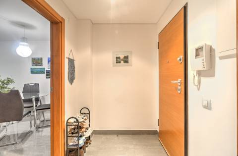 Apartamento T1 com áreas amplas e excelentes acabamentos - localização privilegiada