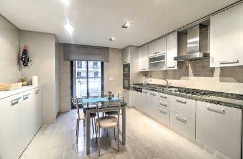 Apartamento T1 com áreas amplas e excelentes acabamentos - localização privilegiada