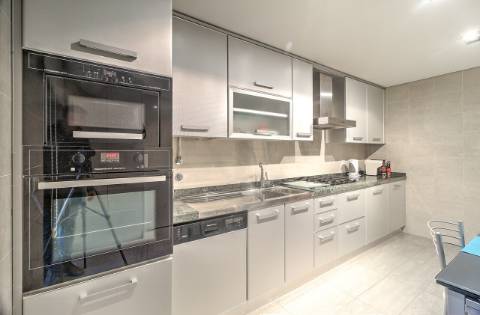 Apartamento T1 com áreas amplas e excelentes acabamentos - localização privilegiada