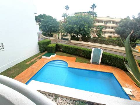 Apartamento renovado com piscina em Vilamoura.