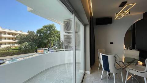 Apartamento renovado com piscina em Vilamoura.