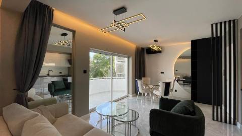 Apartamento renovado com piscina em Vilamoura.