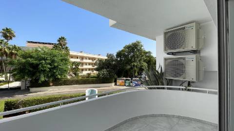 Apartamento renovado com piscina em Vilamoura.