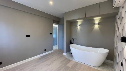 Apartamento renovado com piscina em Vilamoura.