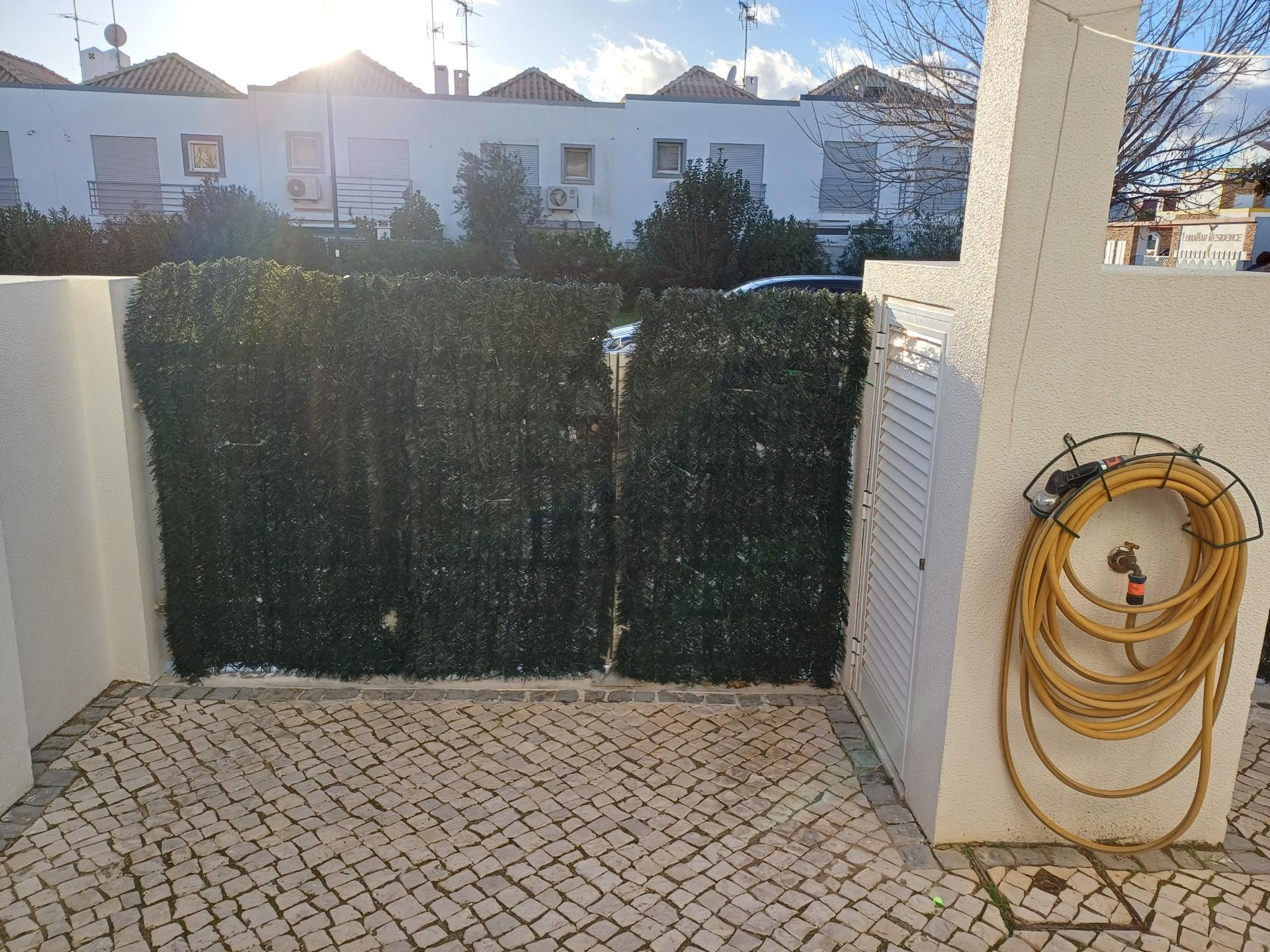 Moradia T2 em banda com Garagem , varandas e quintal com BBQ