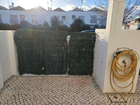 Moradia T2 em banda com Garagem , varandas e quintal com BBQ