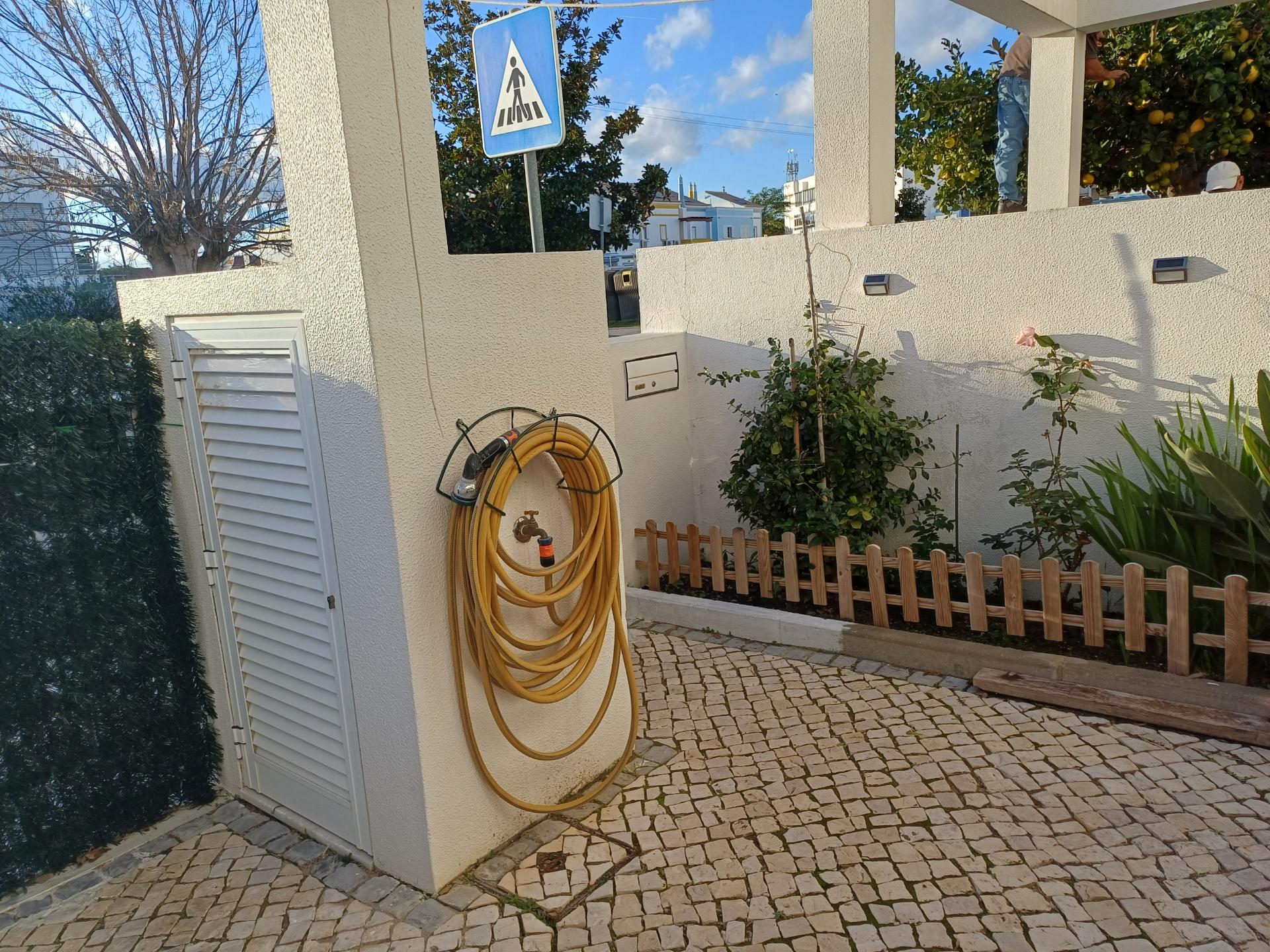 Moradia T2 em banda com Garagem , varandas e quintal com BBQ