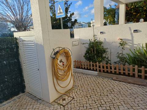 Moradia T2 em banda com Garagem , varandas e quintal com BBQ