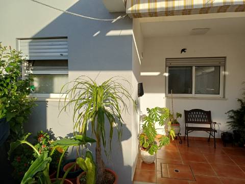 Moradia T2 em banda com Garagem , varandas e quintal com BBQ