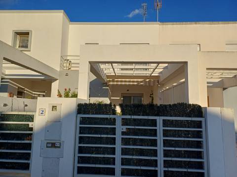 Moradia T2 em banda com Garagem , varandas e quintal com BBQ