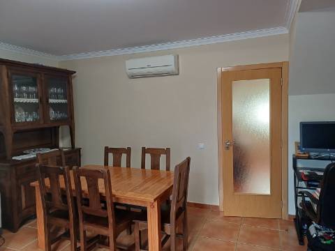 Moradia T2 em banda com Garagem , varandas e quintal com BBQ