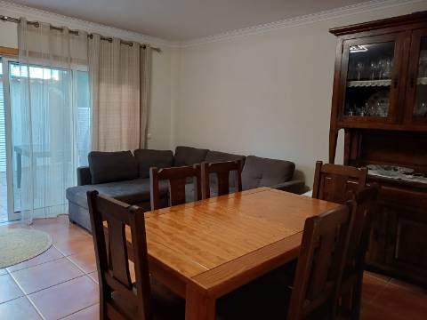 Moradia T2 em banda com Garagem , varandas e quintal com BBQ