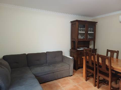 Moradia T2 em banda com Garagem , varandas e quintal com BBQ