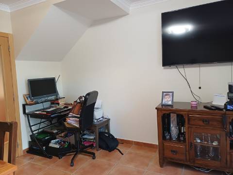 Moradia T2 em banda com Garagem , varandas e quintal com BBQ