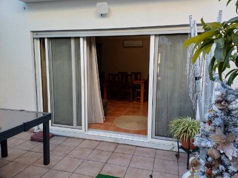 Moradia T2 em banda com Garagem , varandas e quintal com BBQ