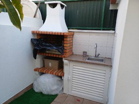 Moradia T2 em banda com Garagem , varandas e quintal com BBQ