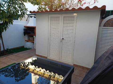 Moradia T2 em banda com Garagem , varandas e quintal com BBQ